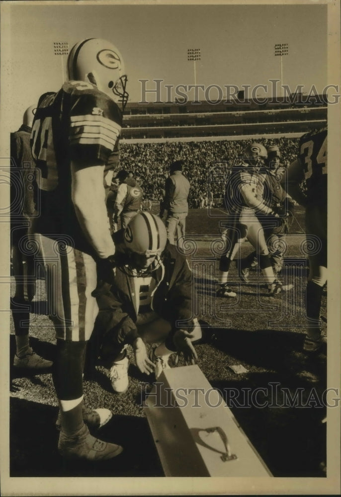 1993 Press Photo Green Bay Packers football players warms themselves with heater- Historic Images