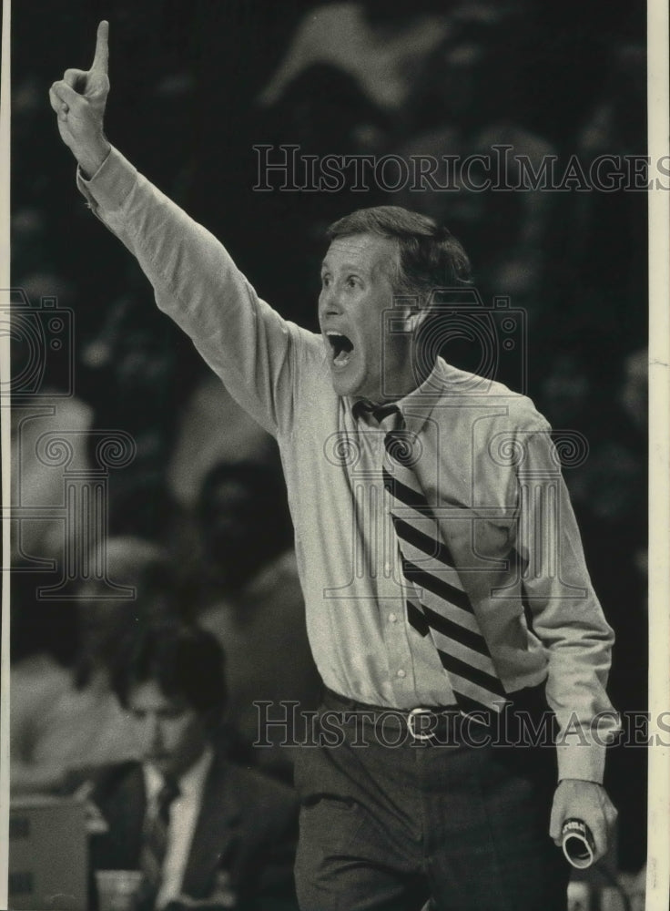1985 Press Photo Marquette basketball coach Bob Dukiet signals a play- Historic Images
