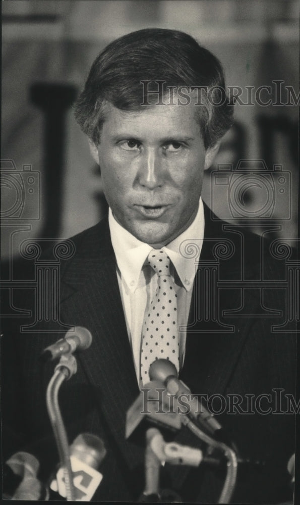 1986 Press Photo Marquette University basketball at press conference.- Historic Images