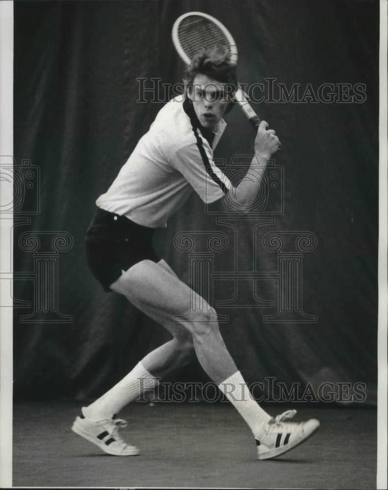 1977 Press Photo Marquette University&#39;s Jim Dudley showed his tennis form- Historic Images