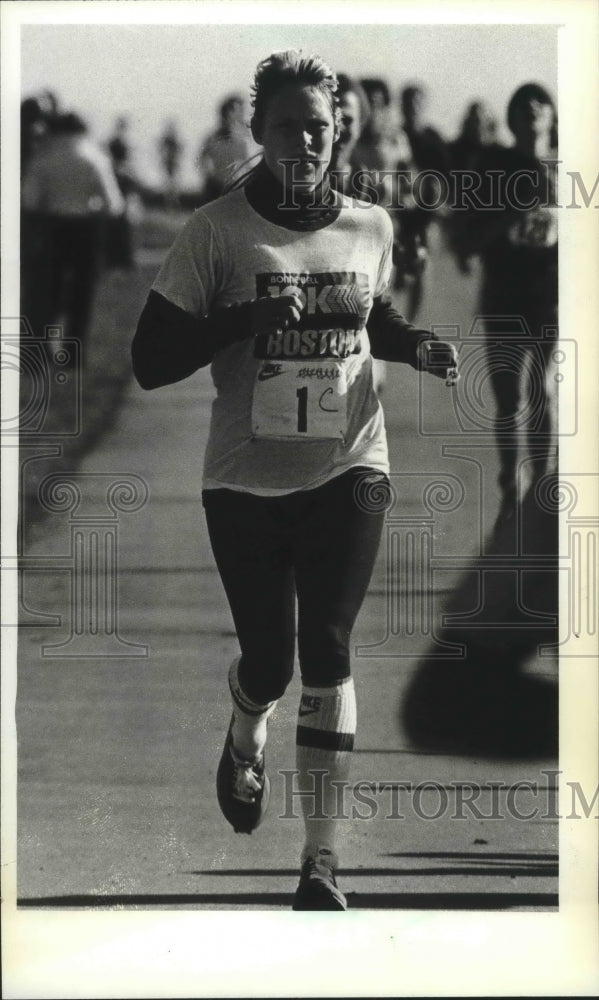 1981 Press Photo Kim Merrit during at the Nike / Milwaukee Discovery Run - Historic Images