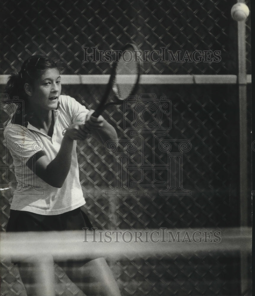 1980 Press Photo Wisconsin Tennis player Julie Qureshi - mjt08636 - Historic Images