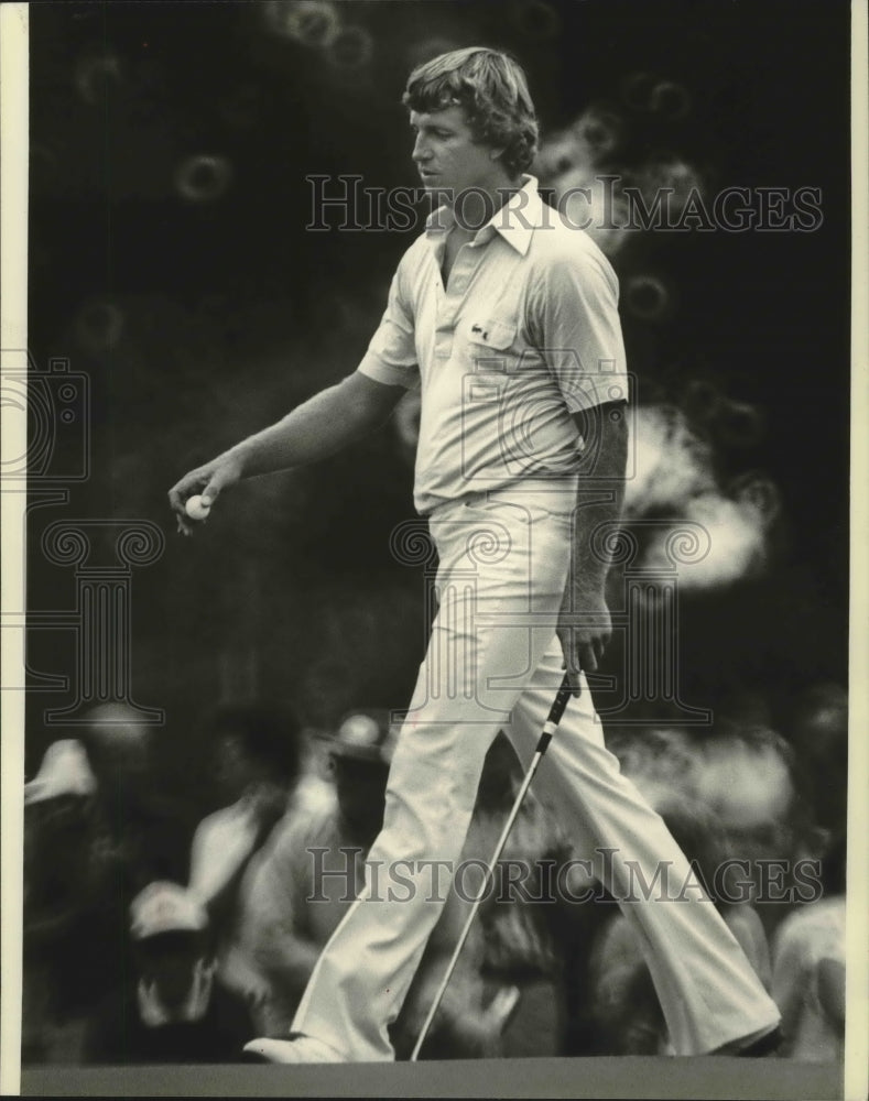 1980 Press Photo Golfer Dana Quigley leaves a green after holing out - mjt08637- Historic Images