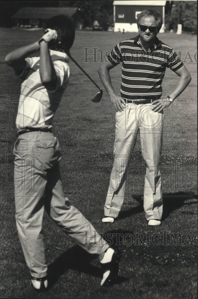 1987 Press Photo Milwaukee golf instructor Dave Rasmussen analyzed a golf swing- Historic Images