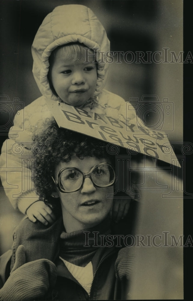 1982 Press Photo Timmy and Vicki Krause at World Series parade for the Brewers- Historic Images