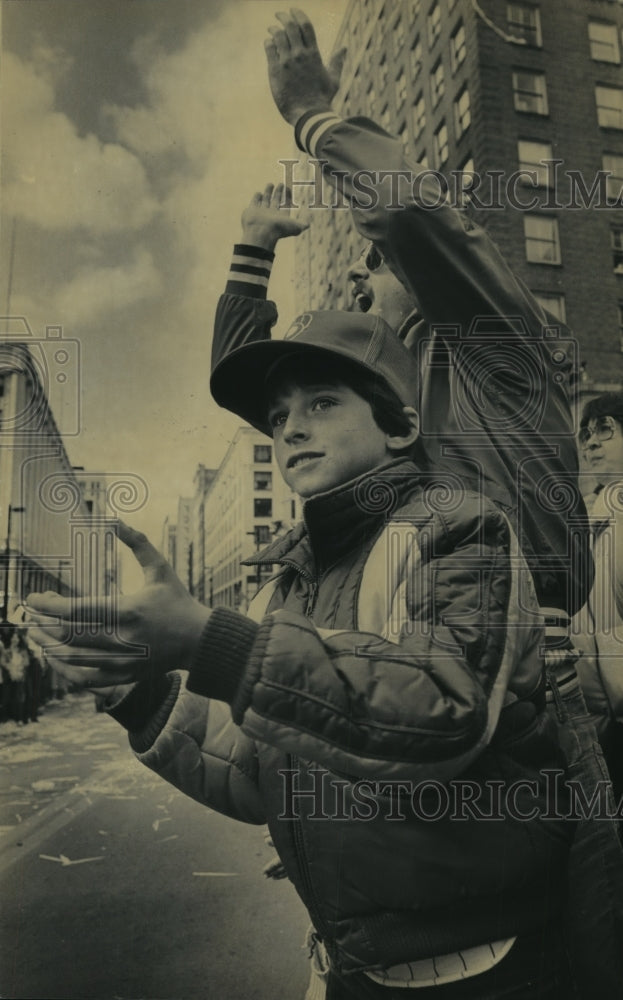 1982 Press Photo Milwaukee Brewers fans cheer for team at World Series parade - Historic Images