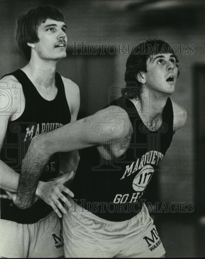 1981 Press Photo Marquette basketball player, Dean Marquardt and teammate - Historic Images