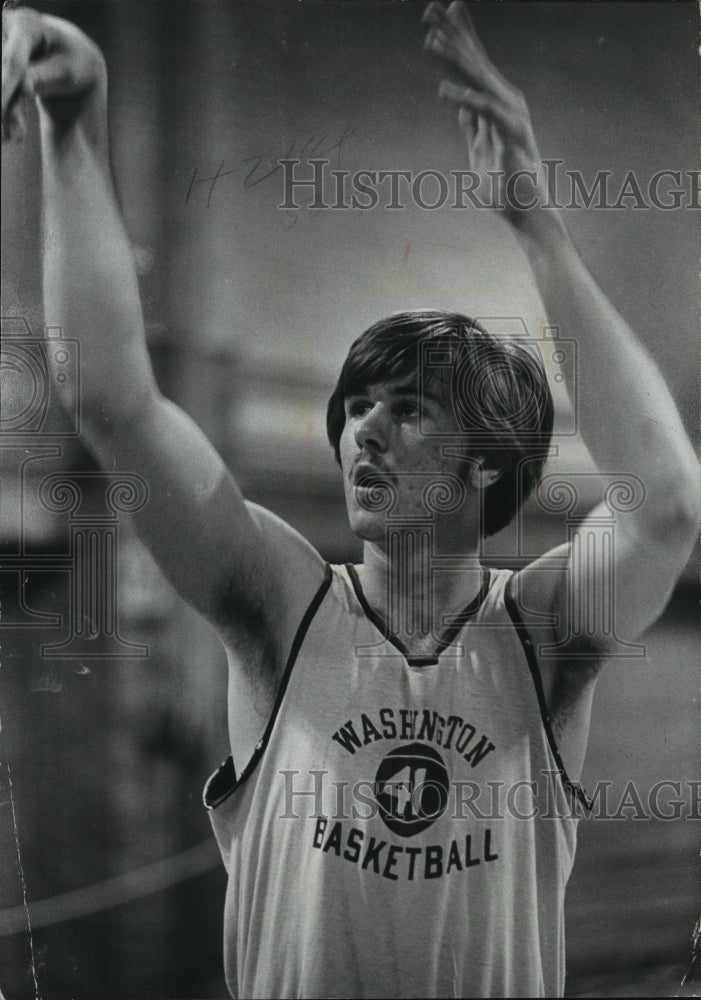 1978 Press Photo Dean Marquardt, at Washington High School shooting a basket.- Historic Images