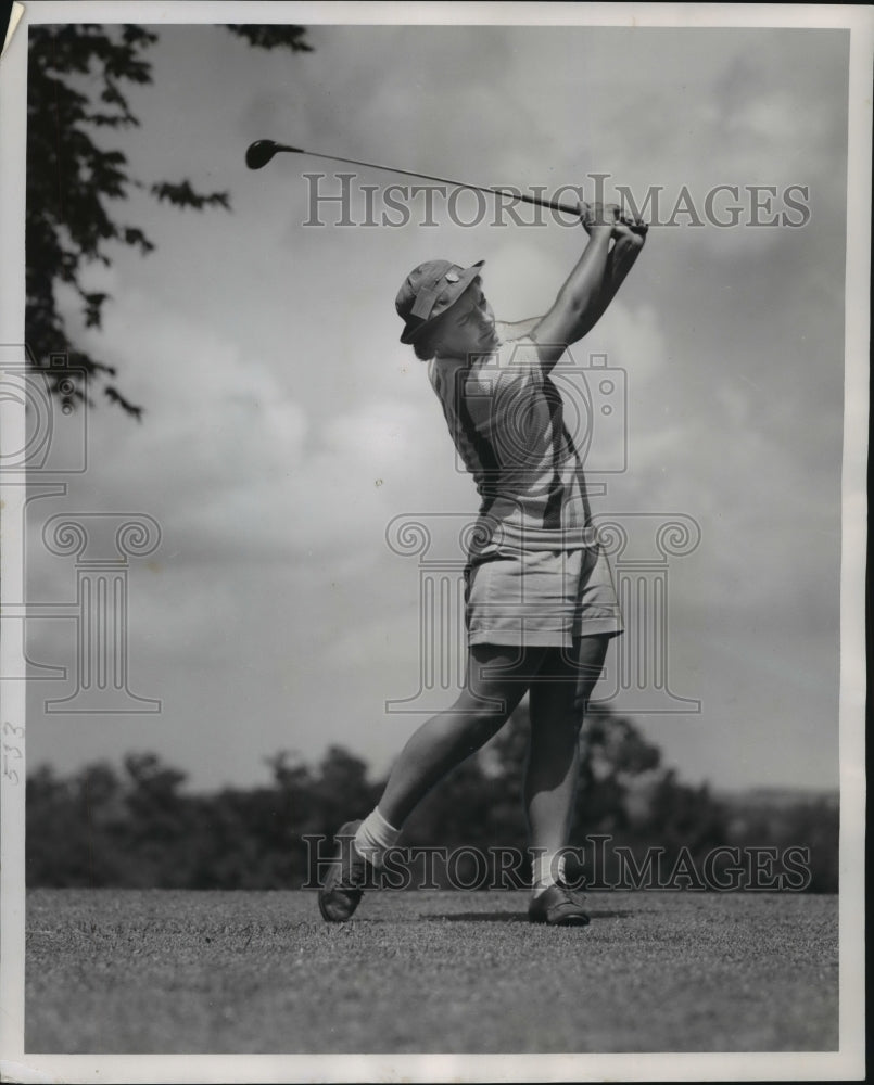 1950 Press Photo Joyce Ziske, Milwaukee hits golf ball at Rivermoor Country Club - Historic Images