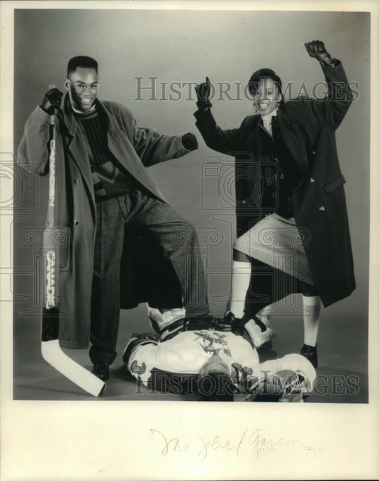 1987 Press Photo Milwaukee Admirals hockey player Bob McNamara with models- Historic Images