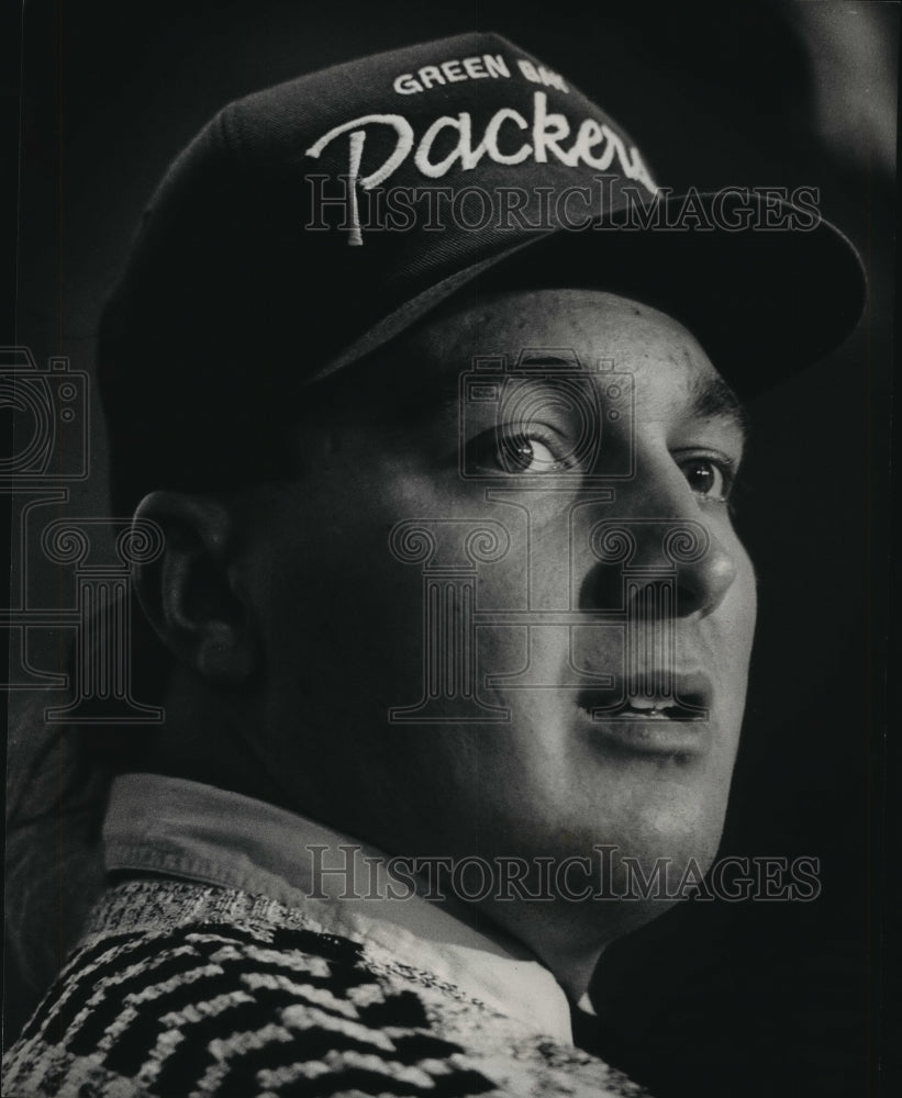 1989 Press Photo Tony Mandarich wearing a Packers cap and looking out.- Historic Images