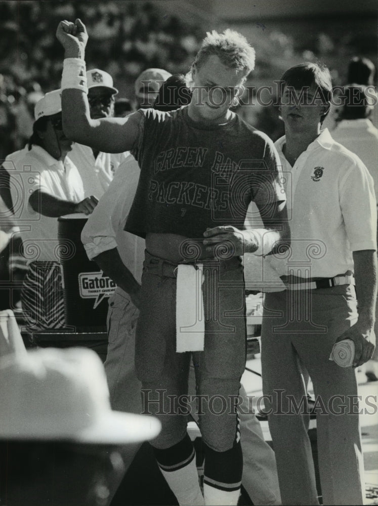 1990 Press Photo Packers quarterback Don Majkowski tests arm after injury.- Historic Images