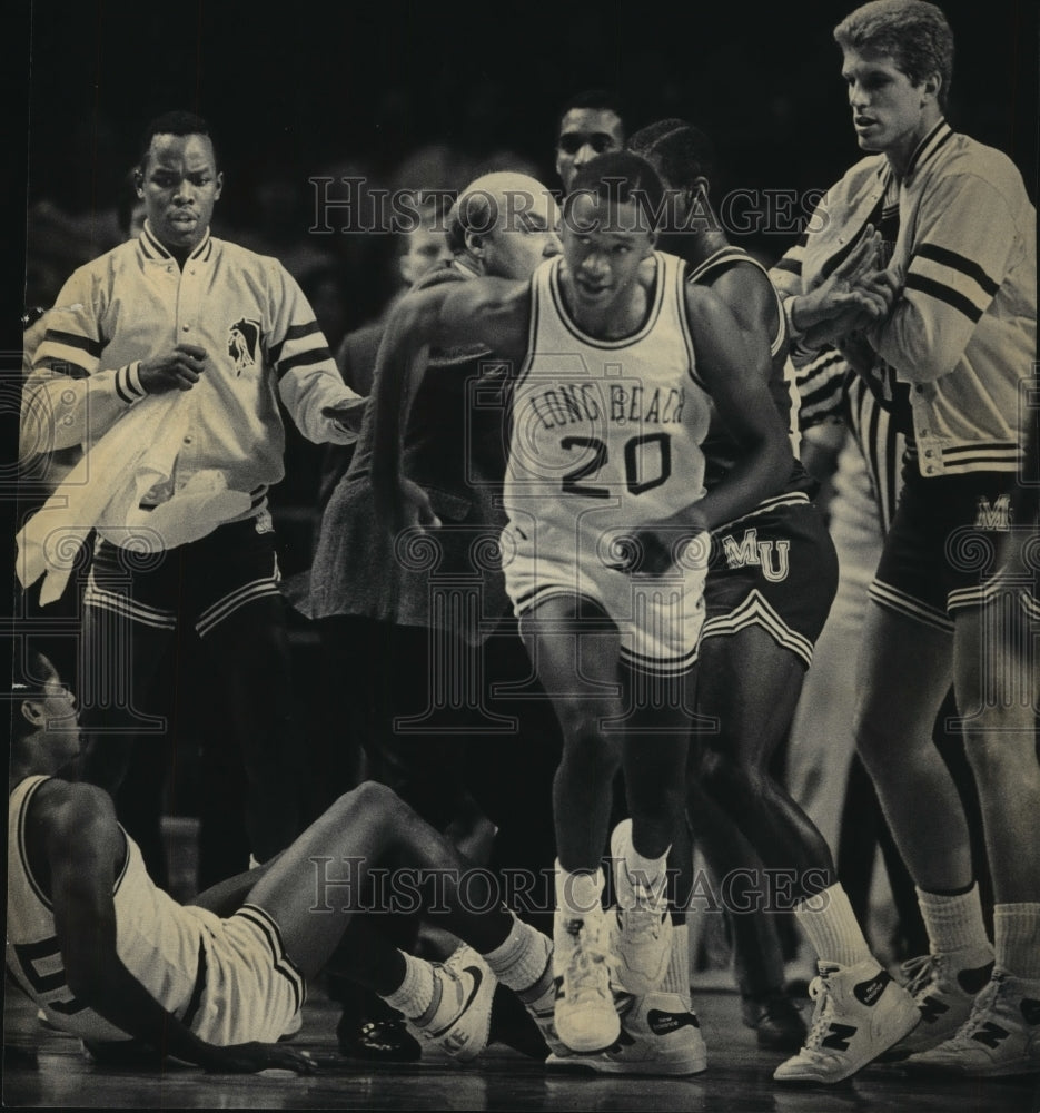 1985 Press Photo Marquette's coach Rick Majerus break up fracas during game - Historic Images