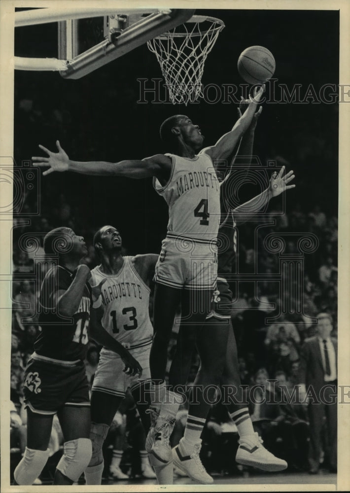 1986 Press Photo Marquette&#39;s Benny Moore battles Xavier&#39;s Eddie Johnson for ball- Historic Images