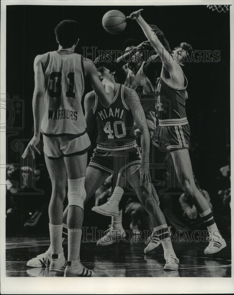 1975 Press Photo Marquette basketball&#39;s Bo Ellis faces Miami players during game - Historic Images