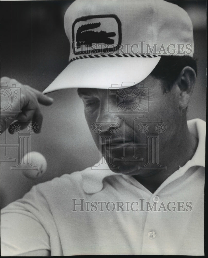 1971 Press Photo Golfer Funseth takes a free drop on 18 after unplayable lie. - Historic Images