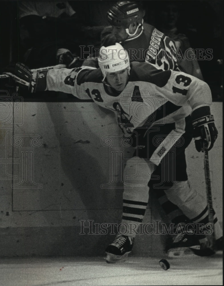 1989 Press Photo Jay Mazur of the Admirals pins Pete Lorentino to the boards.- Historic Images