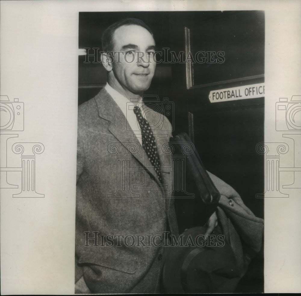 1958 Press Photo Art Guepe leaving office at UV for last time, Virginia.- Historic Images