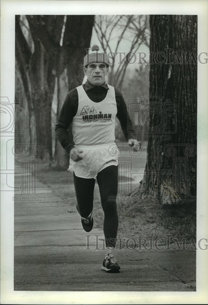 1962 Press Photo University Professor and World Triathlete Richard Mihalek - Historic Images