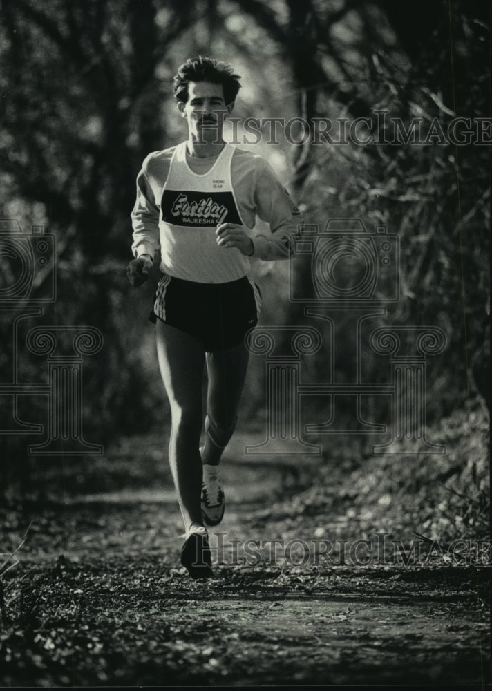 1986 Press Photo Marathon Runner Mark Meyers Training at the Milwaukee Lakefront - Historic Images