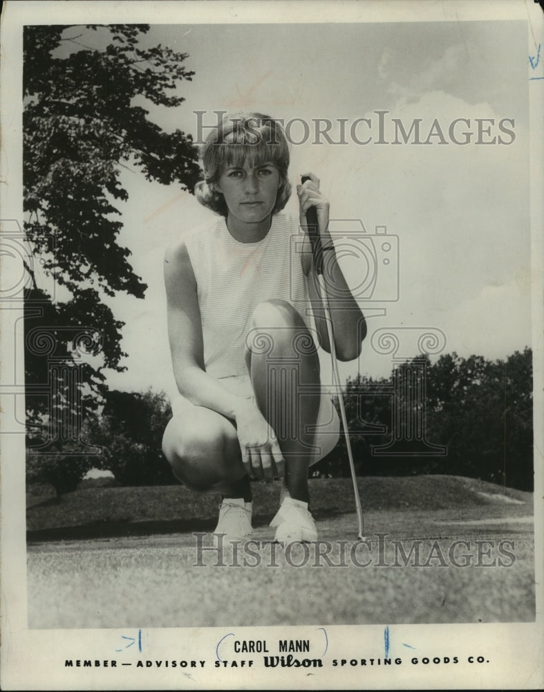 1967 Golf Pro Carol Mann crouches with club - Historic Images
