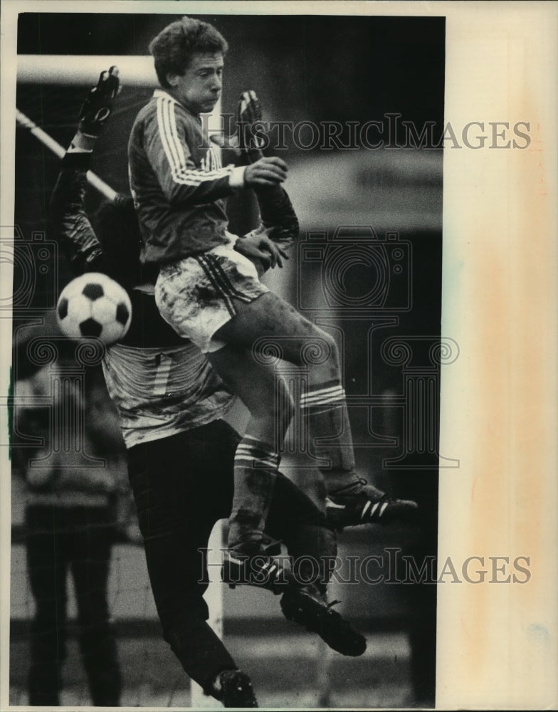 1985 Press Photo Marquette's Robert Prarie and Brian Short both went for ball- Historic Images
