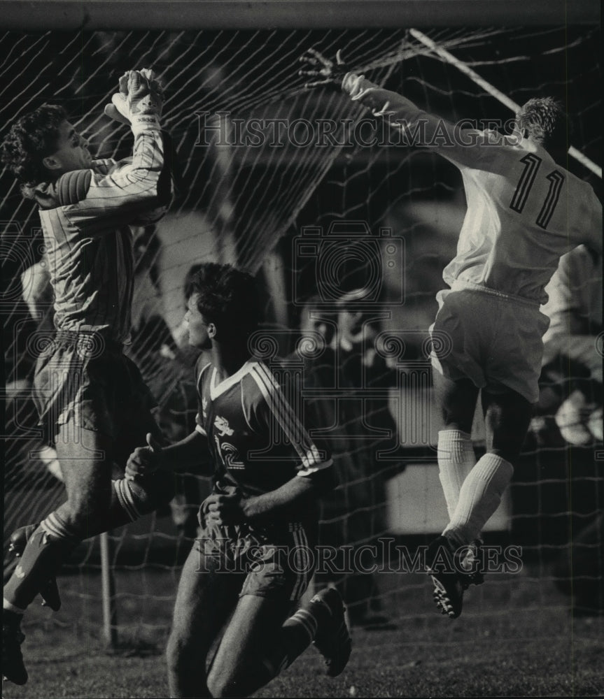 1987 Press Photo Marquette's David Zupko jumped and made save - mjt09120 - Historic Images