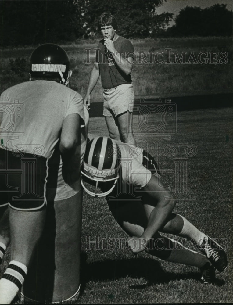 1981 Press Photo Vincent High School Football Coach Bill Quinn Leads Practice - Historic Images