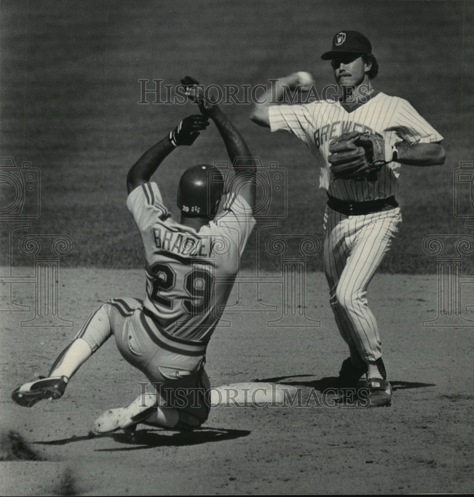 1985 Press Photo Despite Phil Bradley&#39;s efforts, Brewer&#39;s Jim Gamtner makes play - Historic Images