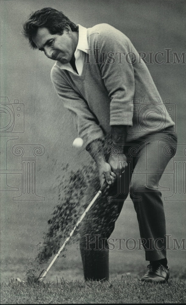 1985 Press Photo Golfer Fritz Gambetta came out of the bunker at Tuckaway Club - Historic Images