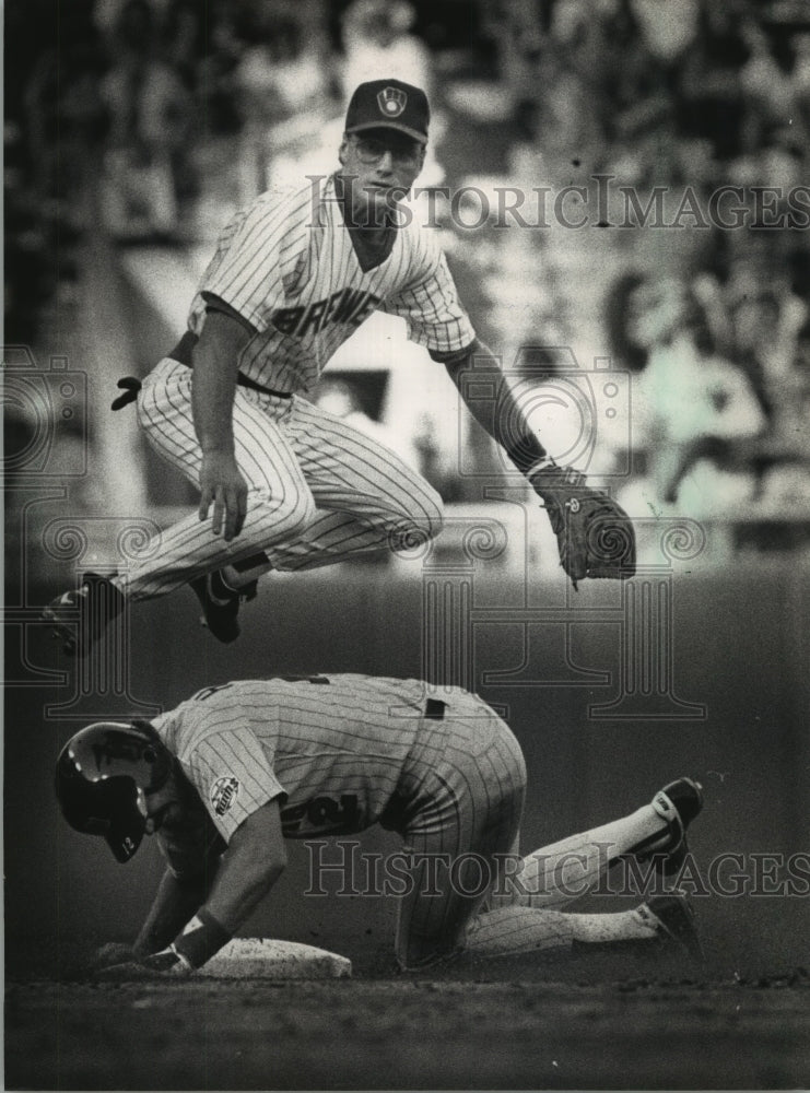 1988 Press Photo Milwaukee Brewers&#39; Infielder Jim Gantner Attempts Double Play- Historic Images