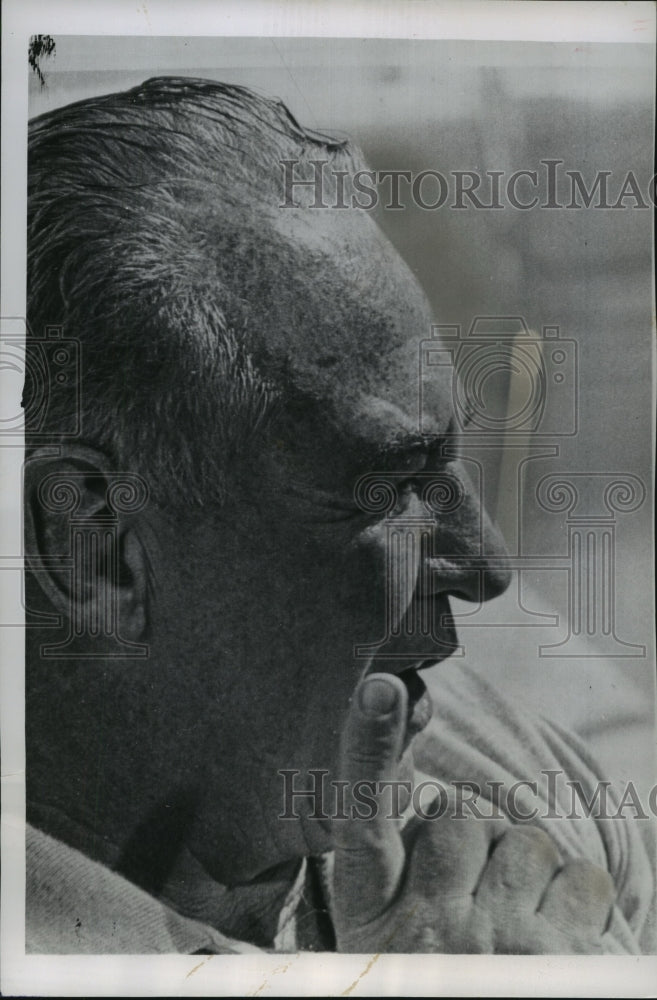 1963 Press Photo "Galloping Ghost" Red Grange reflects at Lake Wales, Florida- Historic Images