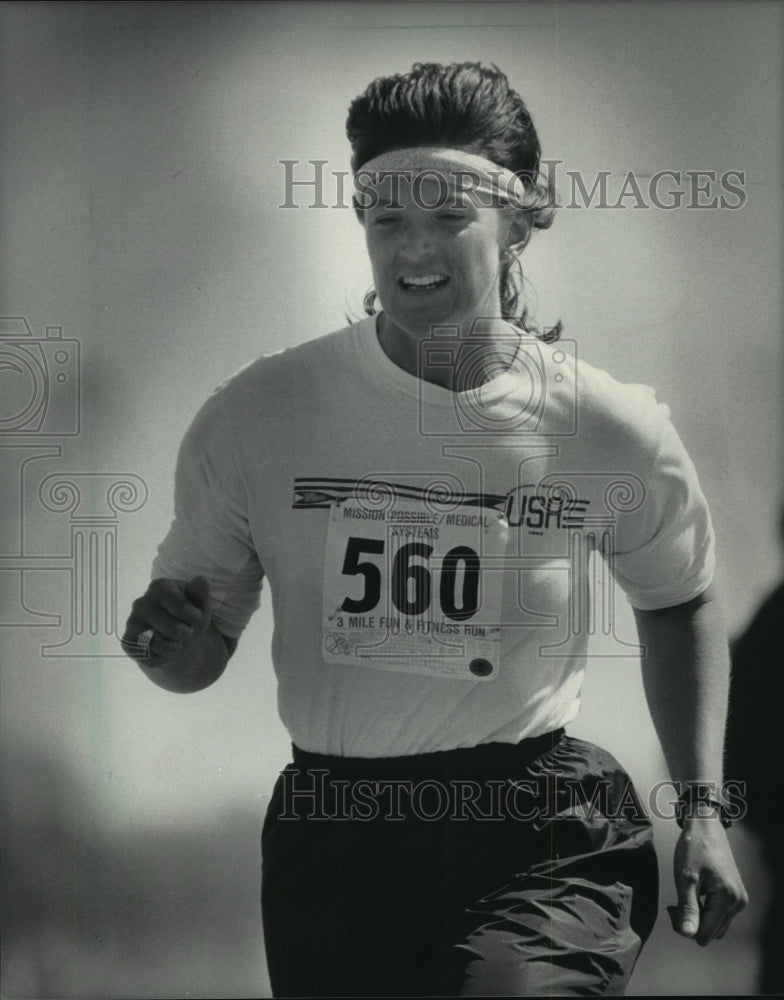 1984 Press Photo Carie Graves in General Electric Medical Systems run, Waukesha - Historic Images