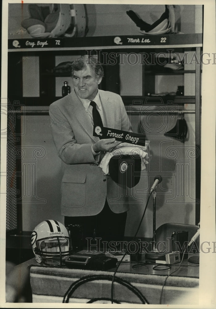 1984 Press Photo Forrest Gregg displays gifts after press conference - Historic Images