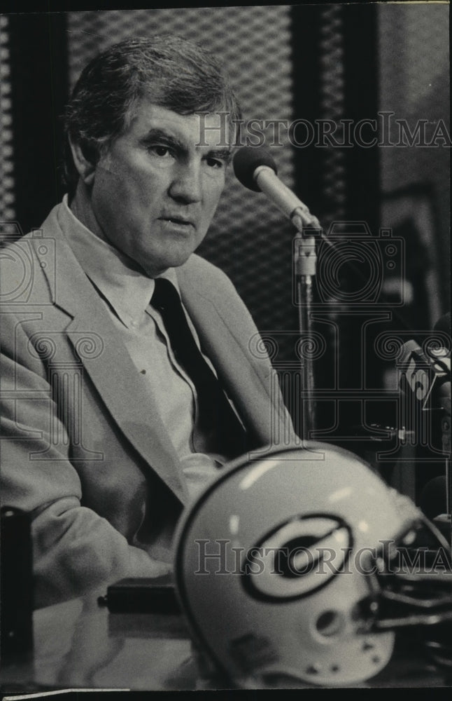 1983 Press Photo Green Bay Packer Coach Forrest Gregg meets press, Lambeau Field - Historic Images