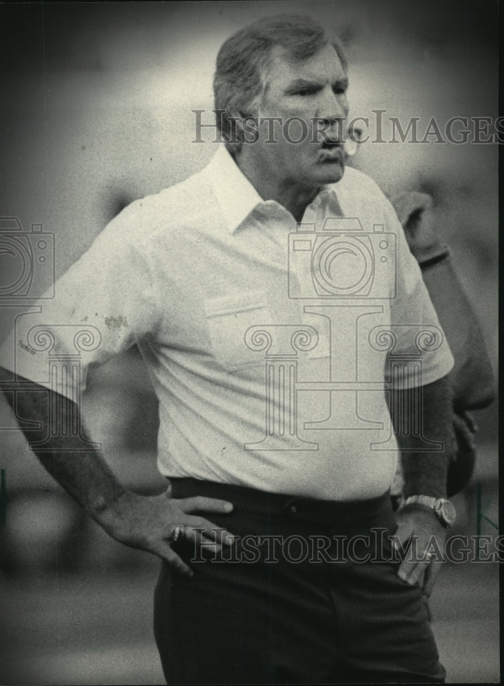 1984 Press Photo Forrest Gregg intently watches his Packers perform- Historic Images