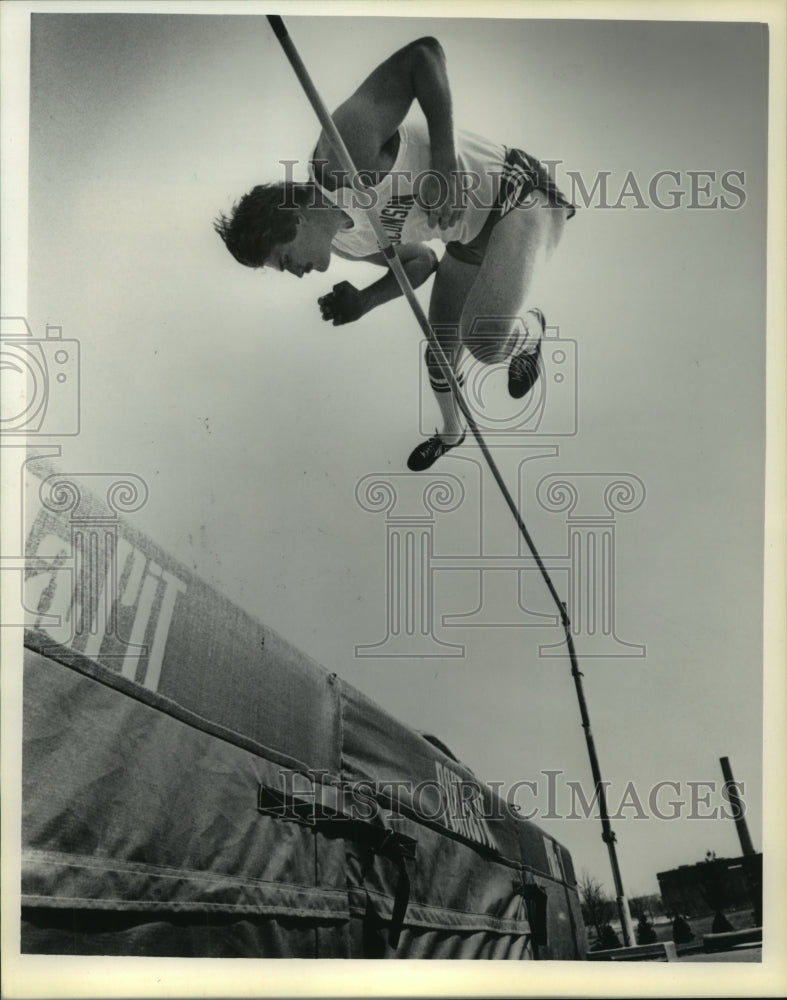 1982 Press Photo Wisconsin Track And Field Star David Greenwood High Jumping- Historic Images