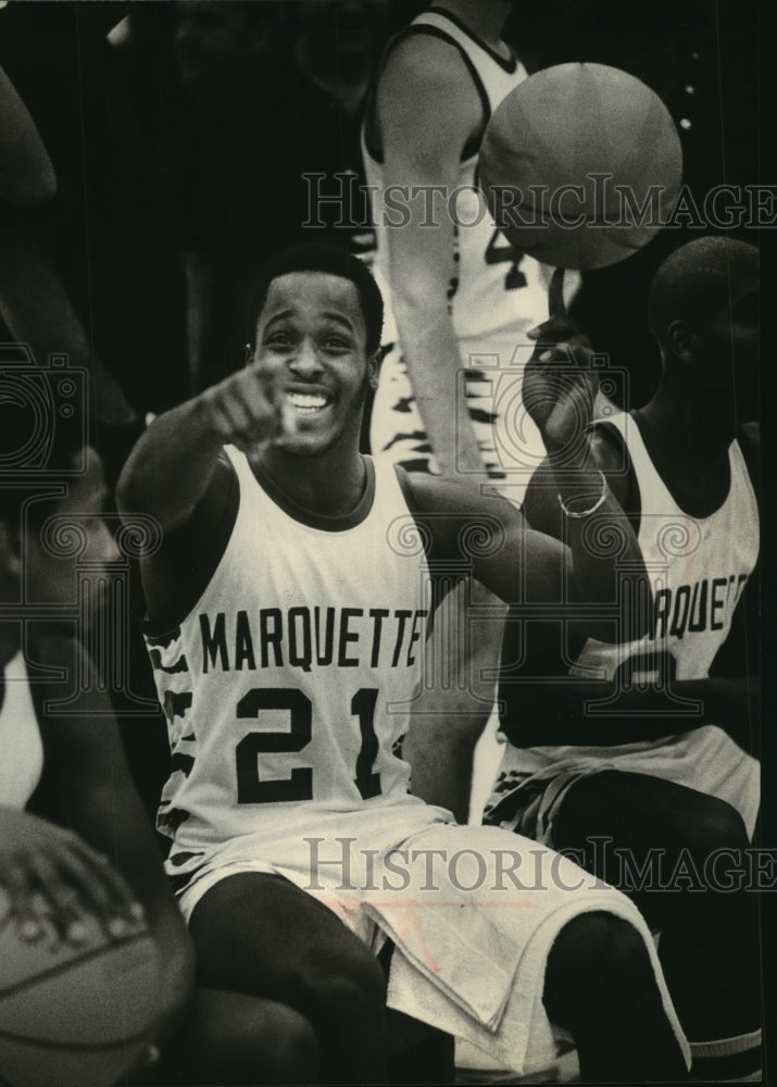 1980 Press Photo Marquette University Basketball Player Artie Green Spins Ball - Historic Images