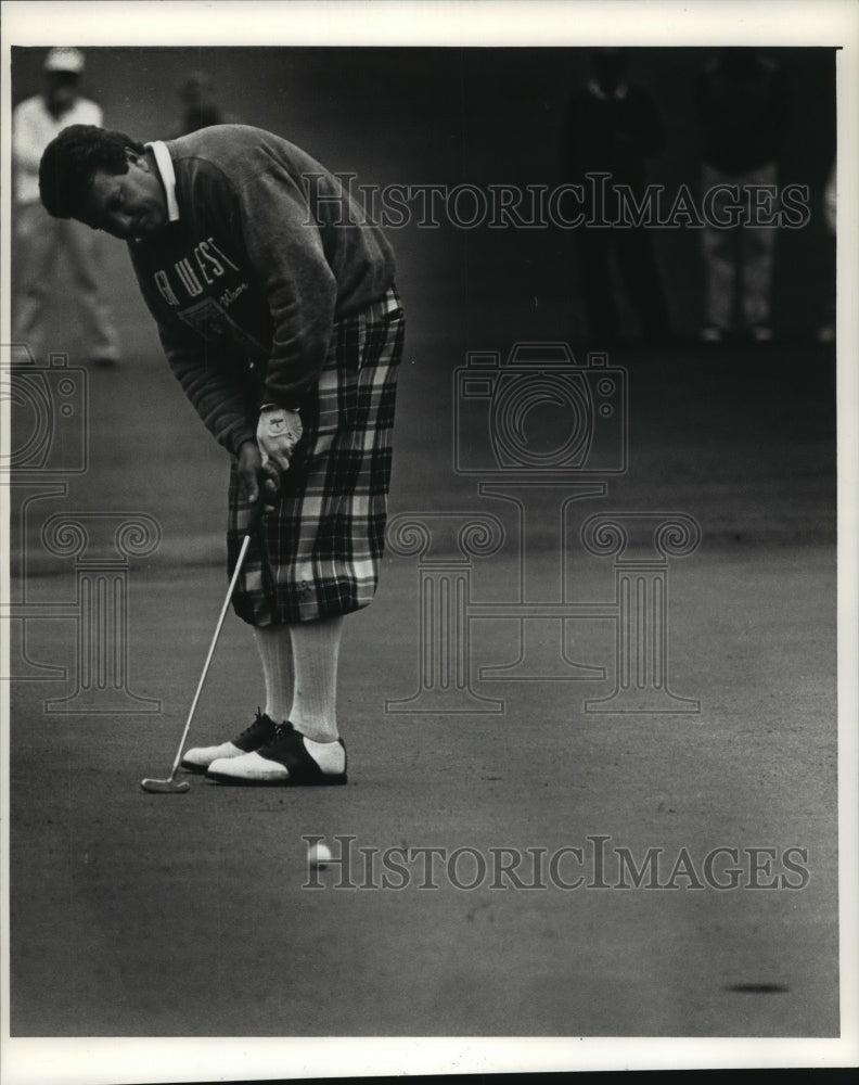 1992 Press Photo Golfer Brent Garlock watches his putt at Oconomowoc Golf Club- Historic Images