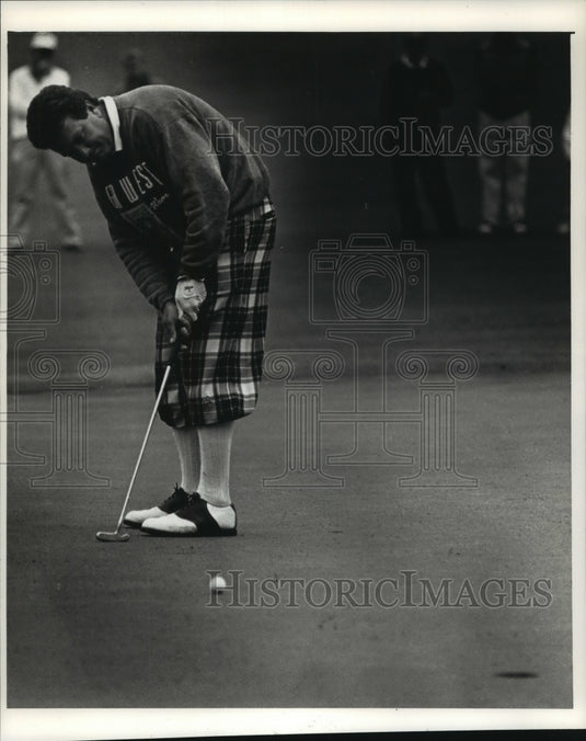 1992 Press Photo Golfer Brent Garlock watches his putt at Oconomowoc Golf Club- Historic Images