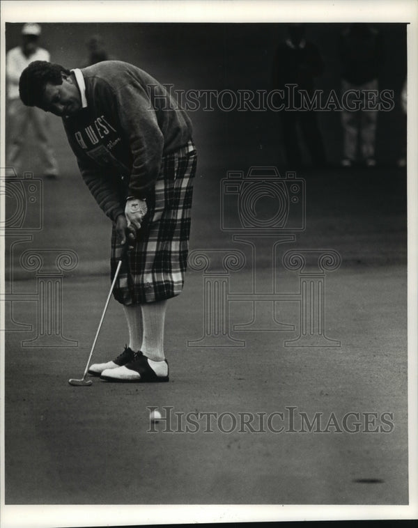 1992 Press Photo Golfer Brent Garlock watches his putt at Oconomowoc G ...