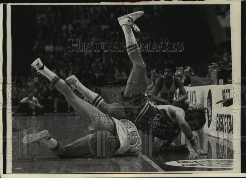 1977 Press Photo Gary Rosenberger, John Kuester scramble in basketball game- Historic Images