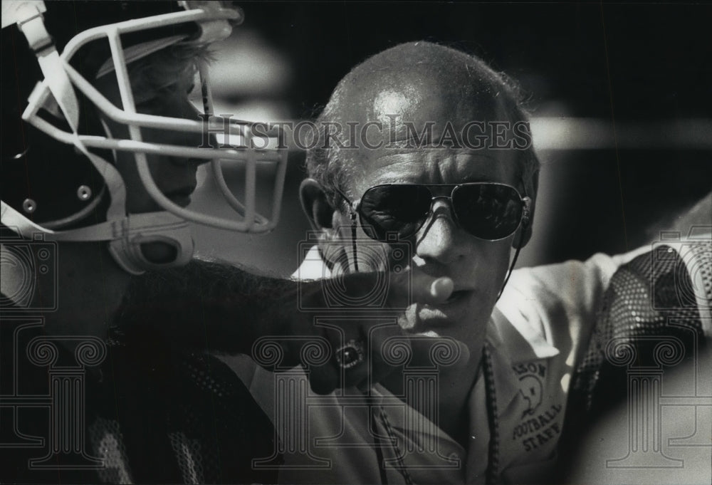 1990 Press Photo Madison Dave Mayberry talks with son, Matt, at practice- Historic Images