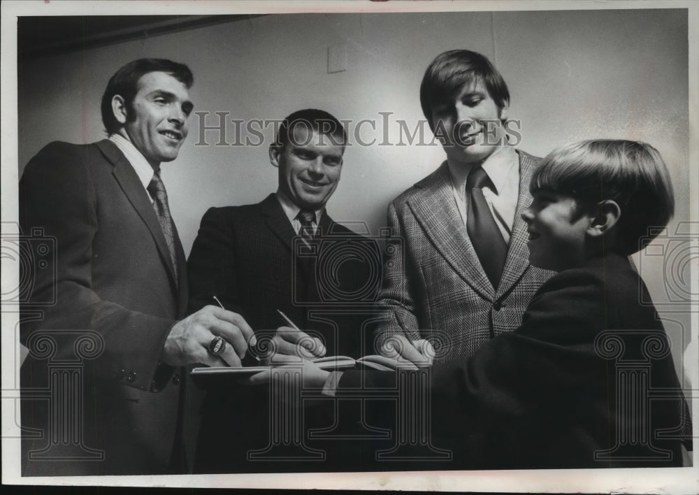 1971 Chris Konnor received autographs from athletic figures - Historic Images
