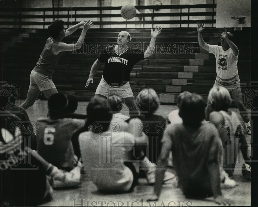 1982 Press Photo Marquette University basketball coach Rich Majerus coaching.- Historic Images