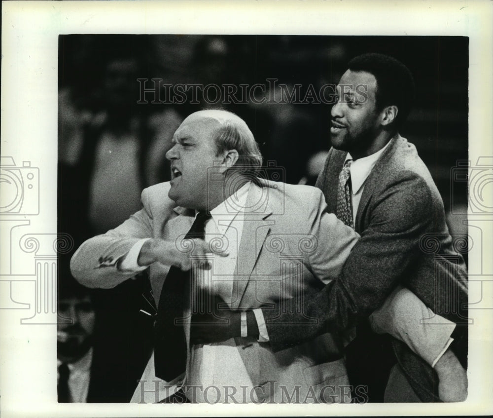 1984 Press Photo Ric Cobb holds back Marquette's Rick Majerus after outburst.- Historic Images