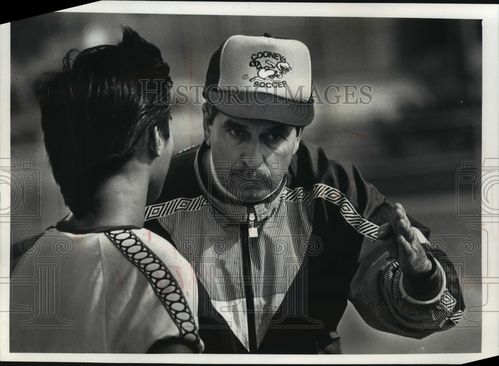 1990 Press Photo Oconomowoc soccer coach Alex Marlis instructing team player.- Historic Images