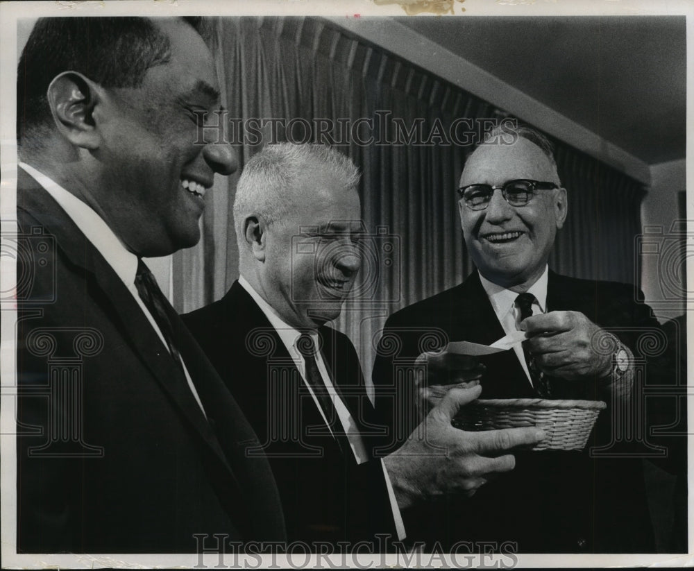 1965 Press Photo Basketball: Dr. Samuel Sauceda, Stan Lowe and V.W. Meloche- Historic Images