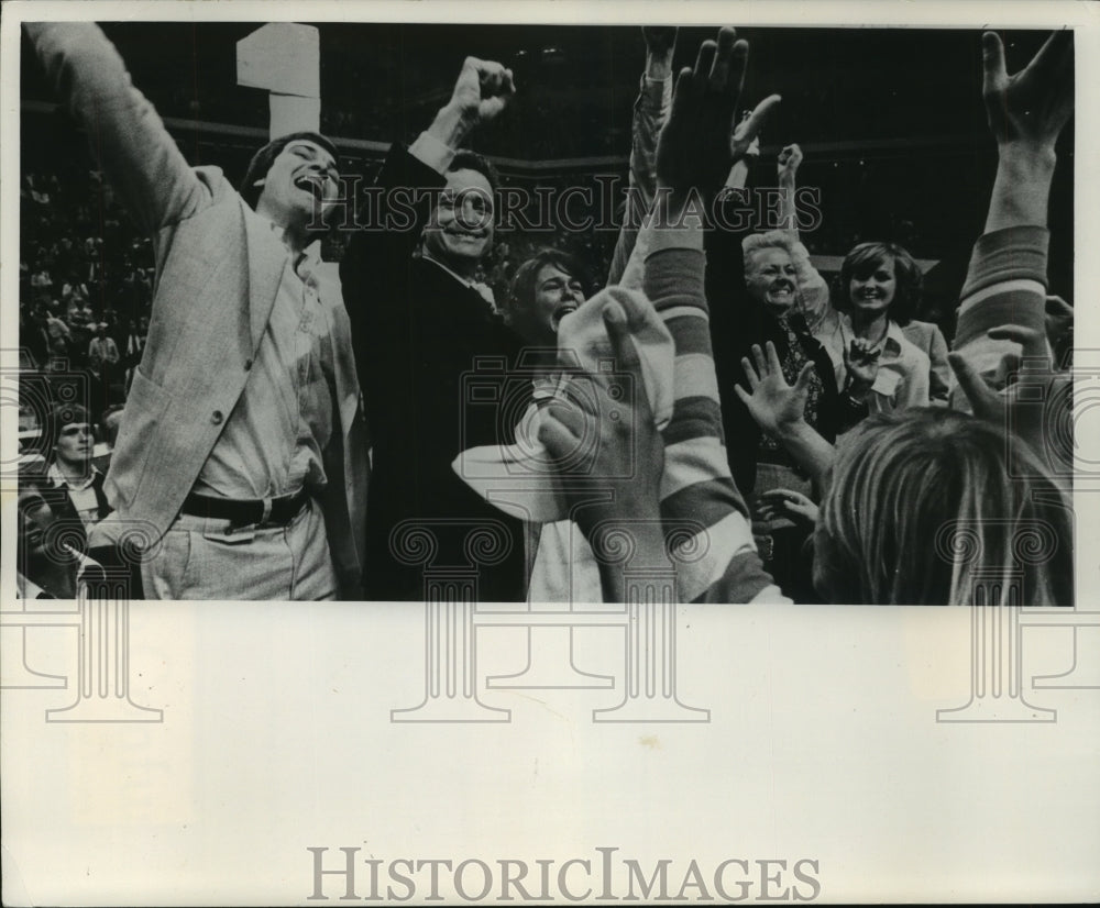 1977 Press Photo McGuire&#39;s family came to the floor to celebrate great win. - Historic Images