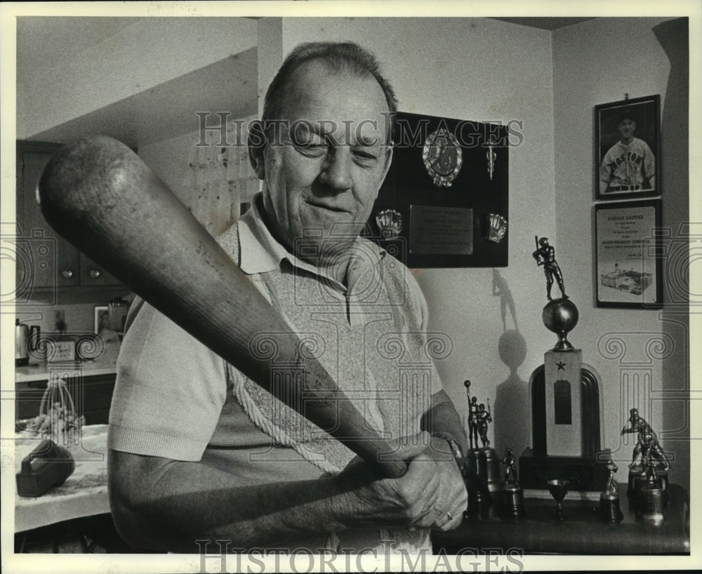 1980 Press Photo Major Leaguer Fabian Gaffke still misses the game, seen at home- Historic Images